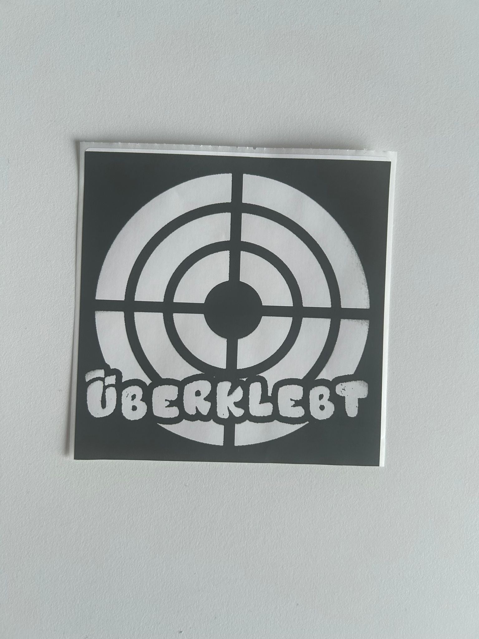 Überklebt